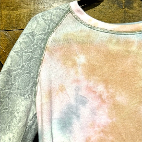 NWOT Vanilla Bay Long Sleeve Tie Dye Python Sleeve Top - Picture 7 of 15